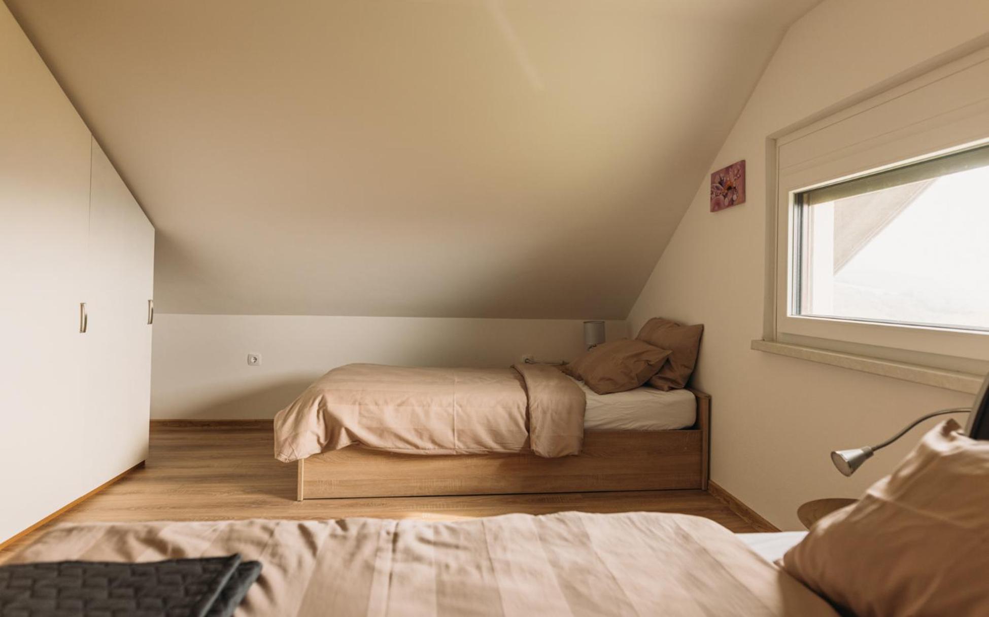 Apartma Hisa Na Ravnah With Hot Tub Pisece Exterior photo